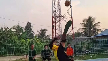 Kakek 70 tahun dari Indonesia melakukan tendangan salto