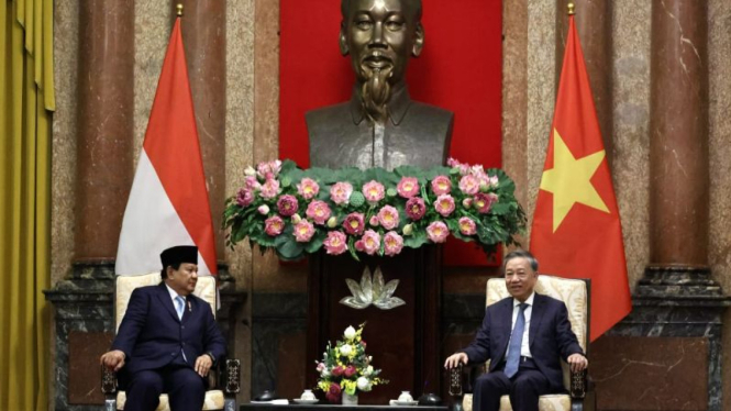 Presiden RI terpilih Prabowo Subianto (kiri) dan Presiden Vietnam H.E. Tô Lâm