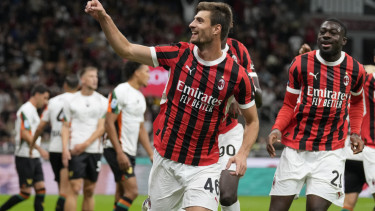 Pemain AC Milan, Matteo Gabbia rayakan gol ke gawang Venezia