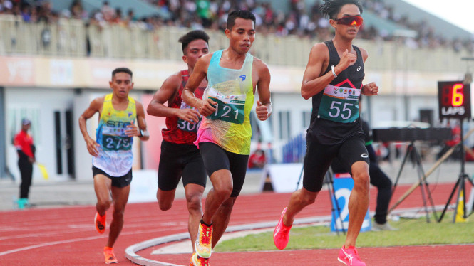 Pelari asal Babel, Robi Syianturi asal Bangka Belitung (depan) saat mengikuti pertandingan PON 2024 di Stadion Madya Sena, Kabupaten Deliserdang.(dok PON 2024 wilayah Sumut) 