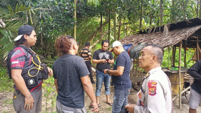 Polisi saat mendatangi lokasi kejadian penemuan mayat pelajar di Keerom