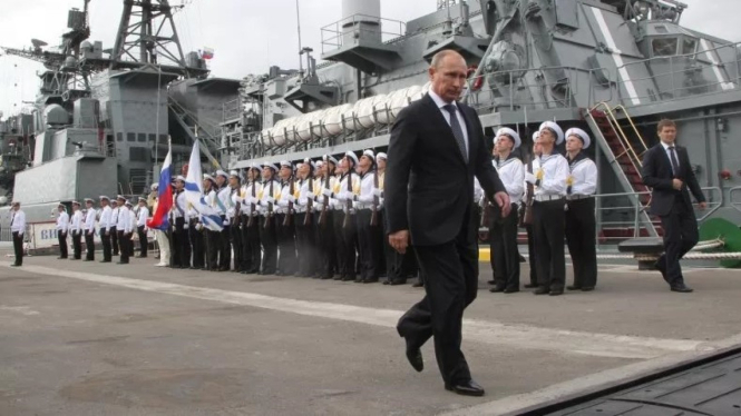 VIVA Militer: Vladimir Putin di atas kapal perang Armada Laut Hitam Rusia