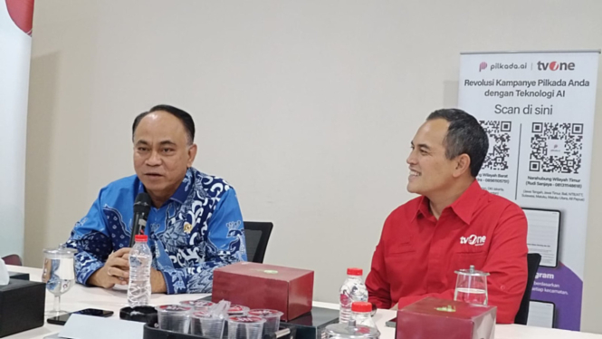 Menkominfo Budi Arie Setiadi bersama CEO tvOne Taufan Eko Nugroho Rotorasiko di Kantor Redaksi tvOne, Kawasan Industri Pulogadung, Jakarta, Rabu, 18 September 2024.