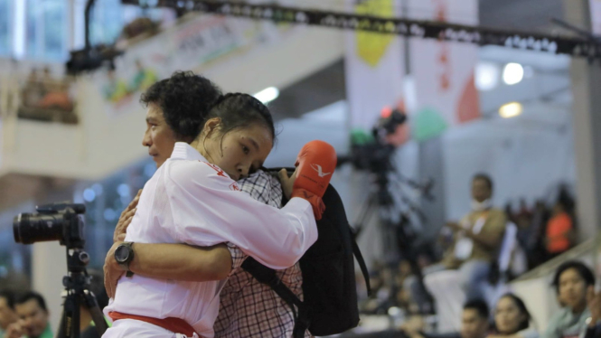 Leica Al Humaira Lubis saat berpelukan dengan ayahnya, Andi Lubis usai berhasil sabet medali emas di PON 2024.(istimewa/VIVA)