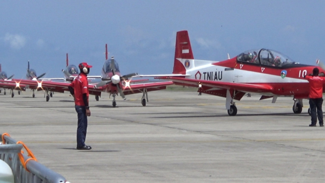 Pesawat Tim Aerobatic The Jupiter milik TNI AU dalam acara Bali Airshow 2024