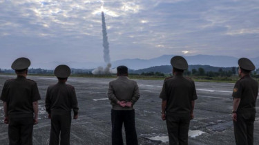 VIVA Militer: Kim Jong-un saksikan uji coba rudal balistik nuklir Korea Utara
