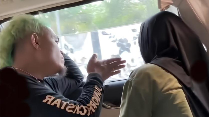 Suasana di dalam mobil saat Lolly dijemput kru Nikita Mirzani
