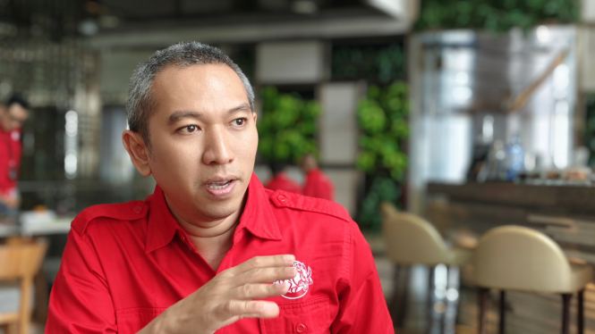 Director of Sales & Logistic PT Cemindo Gemilang Tbk (CMNT), Surindro Kalbu Adi