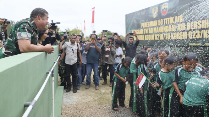 VIVA Militer: KSAD Jenderal TNI Maruli resmikan 50 sumber air bersih di Toba