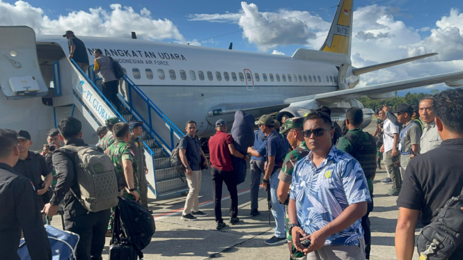 pesawat TNI AU Yang membawa pilot philip ke jakarta dari Timika