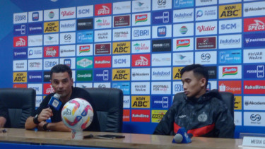Pelatih Persija, Carlos Pena dan Rizky Ridho ( foto : Dede Idrus) 