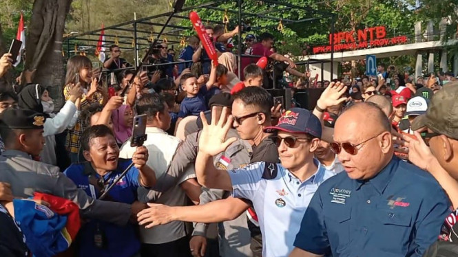 Marc Marquez saat mengikuti Parade MotoGP Mandalika 2024 di Udayana Mataram (Satria)