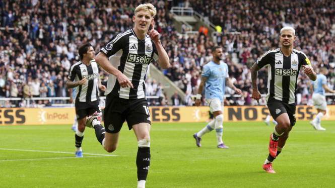 Pemain Newcastle United, Anthony Gordon rayakan gol