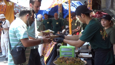Wisatawan asing yang mencoba makanan khas Palestina Maqluba