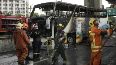Bus sekolah terbakar di pinggiran kota Bangkok