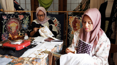 Pengrajin batik.