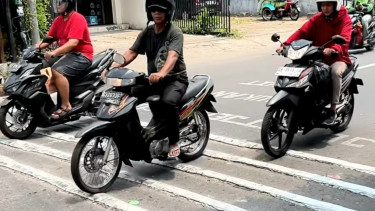 Ilustrasi pengendara motor lewat polisi tidur