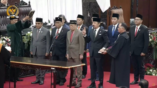 Ahmad Muzani resmi dilantik menjadi Ketua MPR RI bersama 8 Wakil Ketua