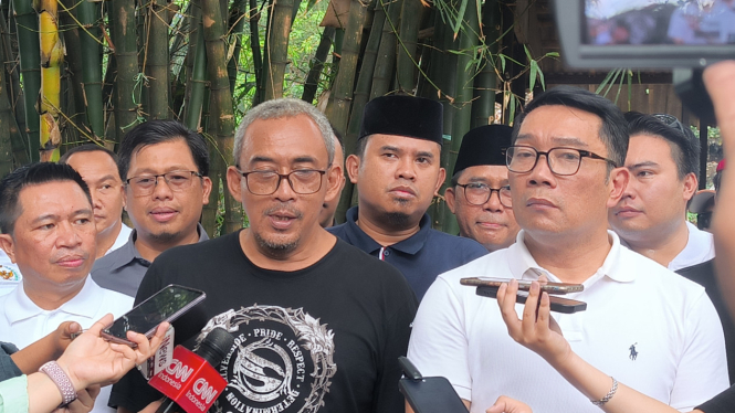 Cagub Jakarta nomor urut 01, Ridwan Kamil (kanan) dan Ketua Padepokan Condet Ciliwung, Lantur (kiri) di pinggir sungai Ciliwung, Jakarta Timur, Kamis, 3 Oktober 2024