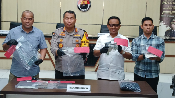 Polda Jatim merilis kasus anggota polisi gadungan peras pengguna narkoba.