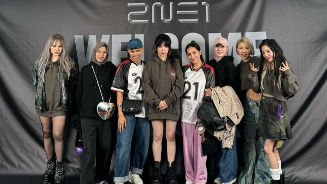 Pose Nagita Slavina, Ayana Moon dan Wanda Hara bersama girl group 2NE1