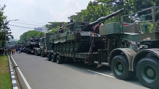 Perayaan HUT TNI ke-79, Alutsista TNI di Duduki Masyarakat Untuk Berfoto