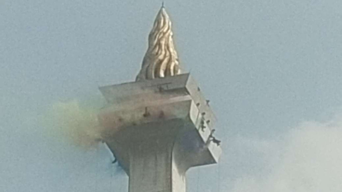 VIVA Militer: 8 Prajurit Kopassus Meluncur dari puncak Monas
