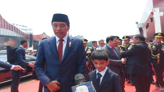 Presiden Jokowi bersama cucunya Jan Ethes