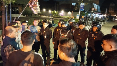 Warga dan Preman di Pasar Bentrok. VIVA/Muhammad AR