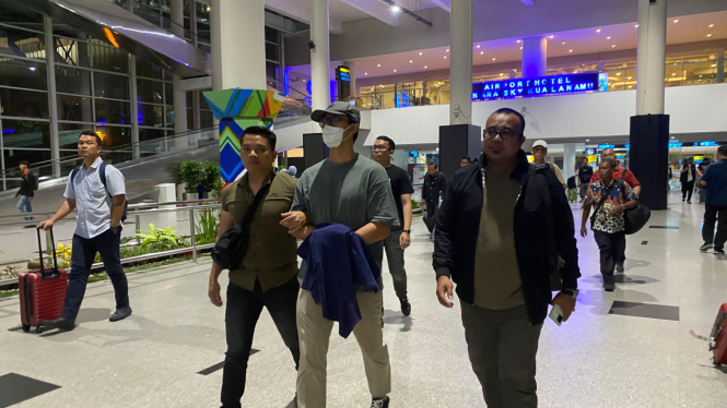 IR, Eks pemain Timnas Indonesia U-20 (tengah) saat diamankan petugas Kejaksaan Cabjari Deliserdang.(dok Kejati Sumut)
