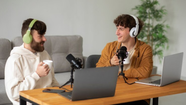 Ilustrasi sedang podcast.