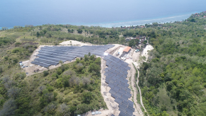 (foto ilustrasi proyek EBT) Dedieselisasi PLT Hybrid Nusa Penida PLTS 3,5 MW dan BESS 3 MWh yang dikelola oleh PLN IP UBP Bali mendukung 31 persen kelistrikan di Pulau Nusa Penida saat beban puncak.