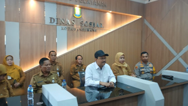 Mensos Saifullah Yusuf bersama aparat Pemkot Tangerang saat konferensi pers kasus dugaan tindakan asusila di salah satu panti asuhan.