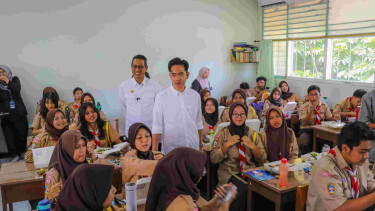 Pj Gubernur Jakarta, Heru Budi bersama Wapres RI terpilih periode 2024-2029, Gibran Rakabuming Raka meninjau uji coba makan bergizi gratis di SMAN 70, Kebayoran Baru, Jakarta Selatan, Rabu, 9 Oktober 2024 (sumber foto: Pemprov DKI)