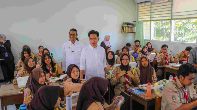 Pj Gubernur Jakarta, Heru Budi bersama Wapres RI terpilih periode 2024-2029, Gibran Rakabuming Raka meninjau uji coba makan bergizi gratis di SMAN 70, Kebayoran Baru, Jakarta Selatan, Rabu, 9 Oktober 2024 (sumber foto: Pemprov DKI)