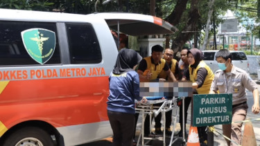 Aksi nekat tersebut berhasil dicegah berkat kesigapan warga setempat yang segera melakukan evakuasi terhadap keduanya.