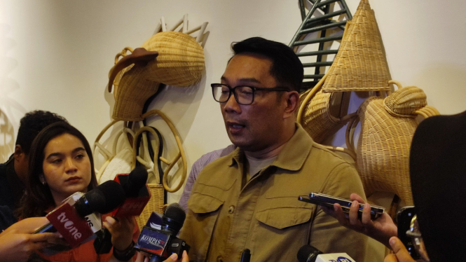Cagub Jakarta nomor urut 01, Ridwan Kamil di kawasan Kemang, Jakarta Selatan 