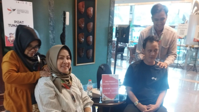 Layanan pijat tunanetra di media center Peparnas 2024