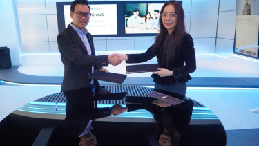 CEO Smartfren for Business, Tony Wijaya dan Managing Director WIZ.AI, Clara Lim.