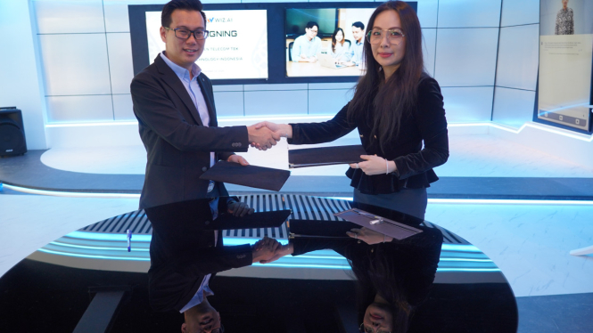 CEO Smartfren for Business, Tony Wijaya dan Managing Director WIZ.AI, Clara Lim.