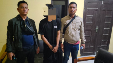 Pelaku Erdiansyah saat diamankan petugas kepolisian.(dok Polsek Bosar Maligas)