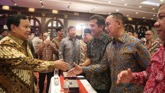Presiden terpilih Prabowo berjabat tangan dengan Pimpinan MPR Eddy Soeparno