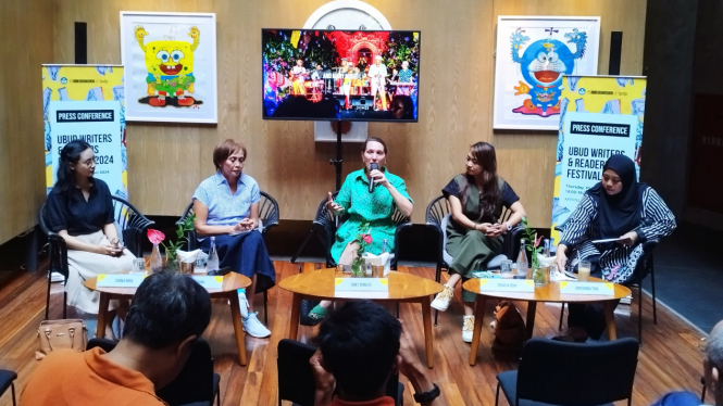 Pendiri & Direktur UWRF Janet DeNeefe (baju hijau) pemaparan tentang UWRF di Artotel Hotel Sanur