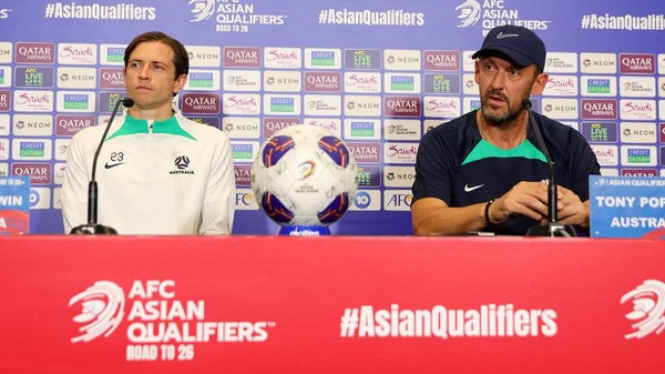 Pelatih Australia, Tony Popovic (kanan)