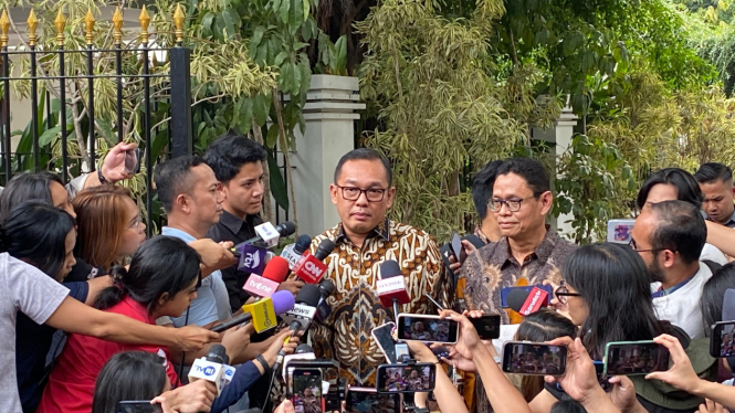 Wamen Investasi, Todotua Pasaribu (tengah)
