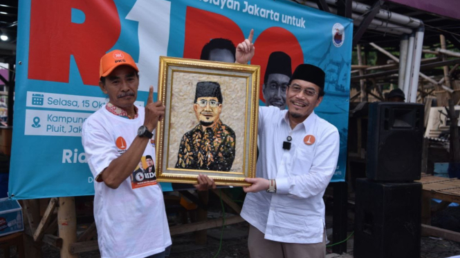 Calon wakil gubernur Jakarta nomor urut 1 Suswono (kanan)
