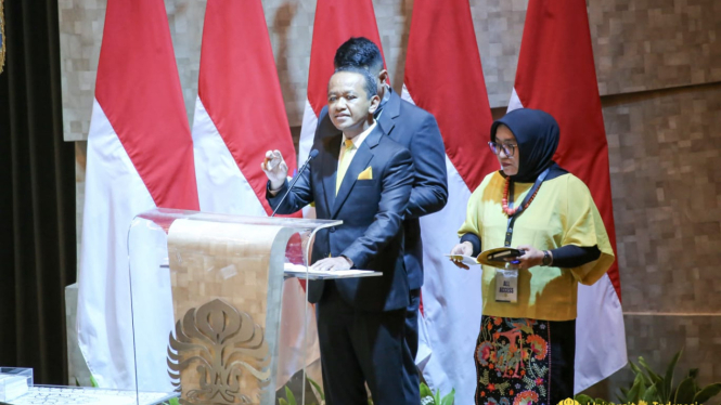 Mentri ESDM Bahlil Lahadalia saat sidang promosi Doktor di UI