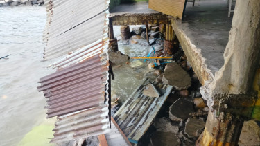 Kondisi Rumah Makan Pasir Putih Yang Ambruk Akibat Abrasi