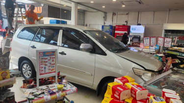 Mobil tabrak minimarket di Depok