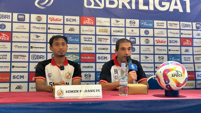 Pelatih Semen Padang FC, Eduardo Almeida (Kanan)